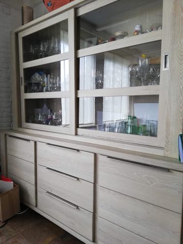 Stijlvolle vitrinekast met lades en schuifdeuren