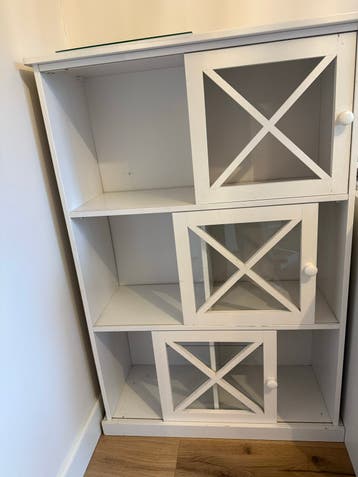 Witte kast met glazen deurtjes en planken GRATIS