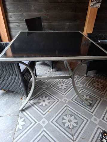 Moderne tuintafel met glazen blad