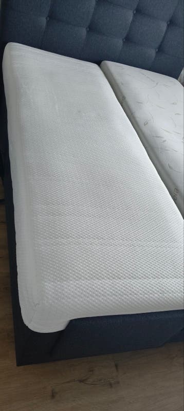Comfortabel tweepersoonsbed met matrassen