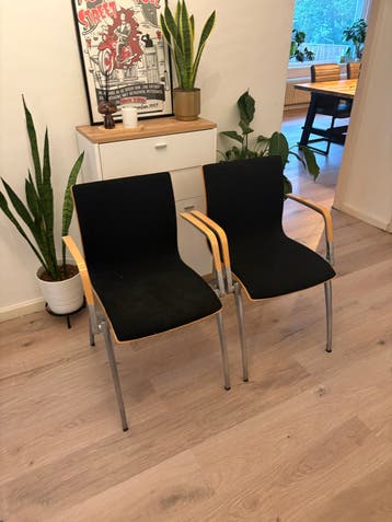 2 stevige eetkamer-/kantoorstoelen