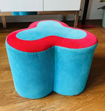Origineel blauw - rood poefje