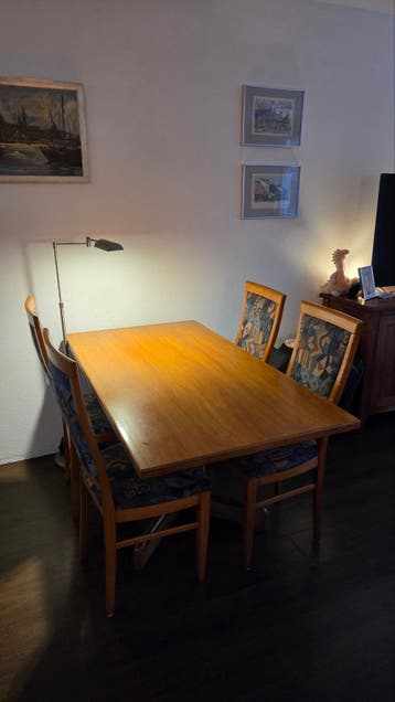 Elegante houten eettafel met 4 stoelen