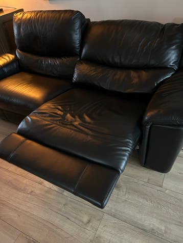 Zwarte leren tweezitsbank met relaxfunctie
