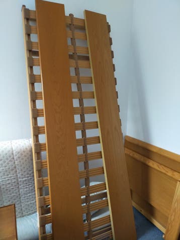 Houten bedframe met hoofdeinde en matras