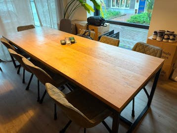 Tafel hout met zwart stalen frame
