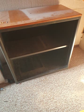 Metalen kast met houten blad