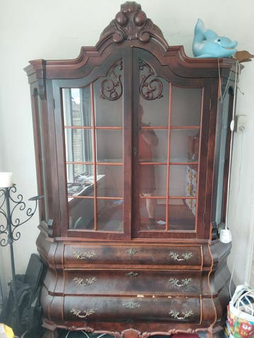 Bijna vintage vitrine kast