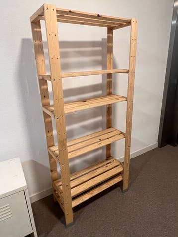 Gratis: Houten rek met 6 planken - ideaal voor opslag