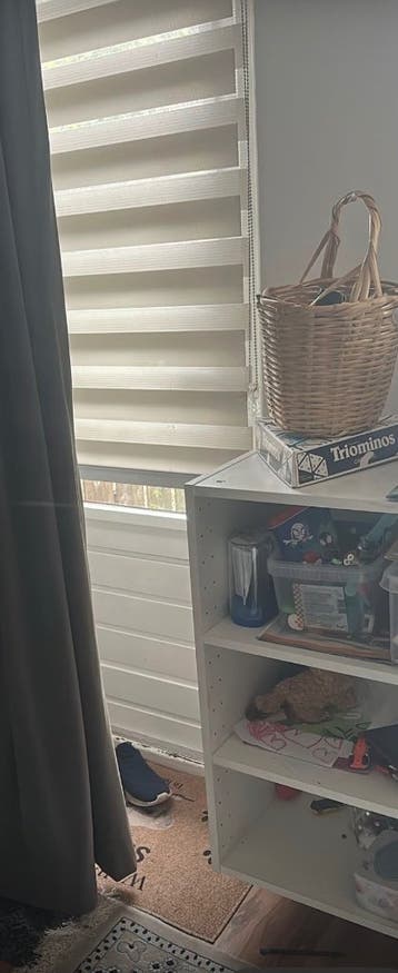 Gordijnen en een kastje