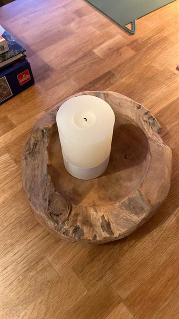 Massief houten schaal met kaars
