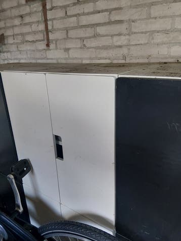 Zes vierkante kastjes met deuren (4 zwart, 2 wit)