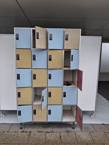 Grote trespa locker kast met 20 vakken, blauw en geel