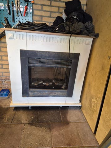Gebruikte elektrische haard met ombouw