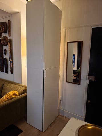 Hoge witte kast met planken en hangruimte (ikea platsa)