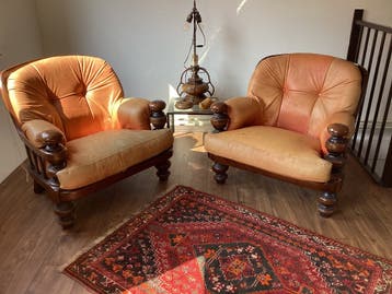 2 robuuste vintage fauteuils van massief hout