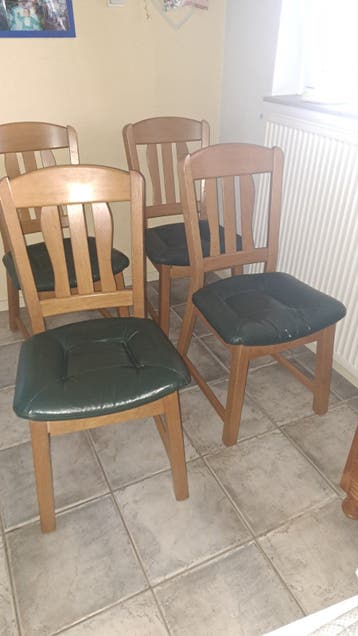 Set van 4 houten stoelen met donkergroene kussens