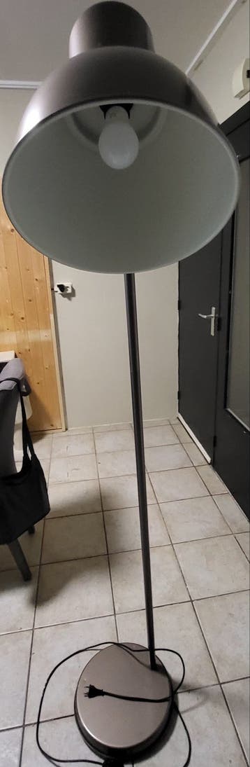 Moderne staande lamp met grote kap