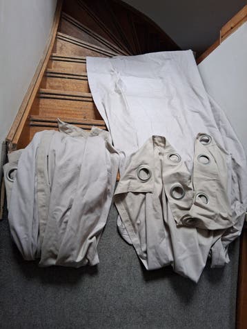 Grijs beige gordijnen met houten roede