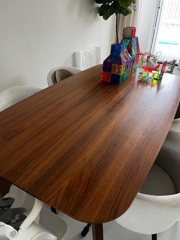 GRATIS - Houten eettafel met gebruikssporen