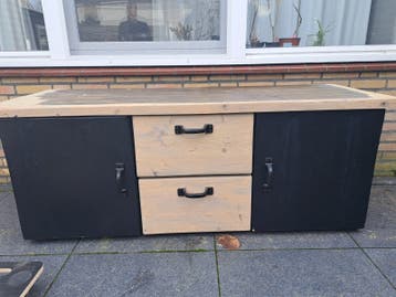 Gratis: Degelijk en zwaar eikenhouten dressoir