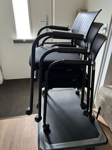 3 stevige stoelen met wieltjes