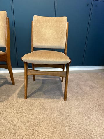 Twee stoelen gratis af te halen