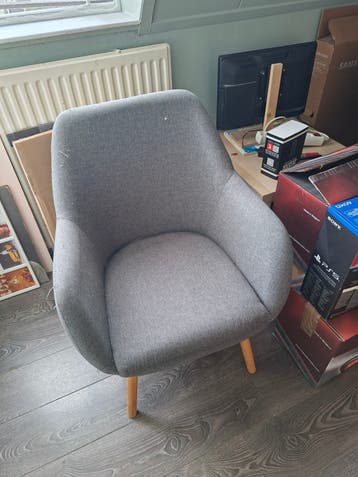 2 grijze stoelen