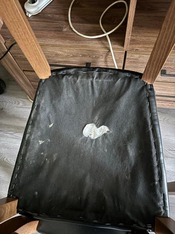 Gratis gebruikte eetkamerstoelen met houtframe en zwart leer