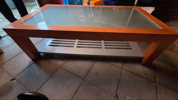 Salontafel met glazen blad en houten frame