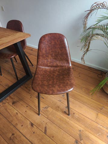 Twee bruine eetkamerstoelen
