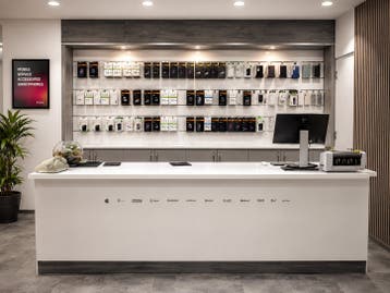 Complete Winkelinterieur: Verkoopbalie & Slatwall Kast