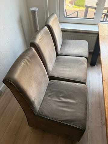 Gratis 6 eetkamer stoelen taupe met wieltjes.