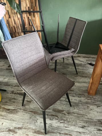 *moet weg!* Goede ‘Woood’ eetkamer stoelen.