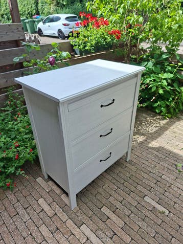 Witte ladenkast.