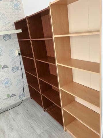 Drie boekenkastjes, twee donker en een licht hout