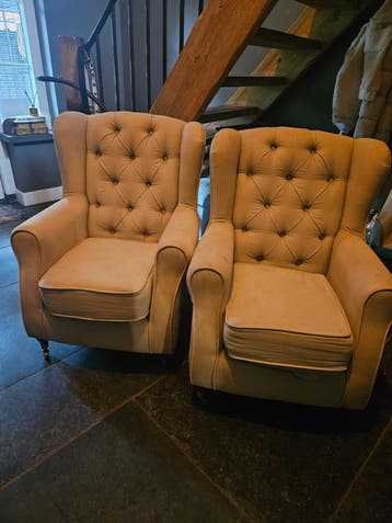 Twee fauteuils met gebruikssporen