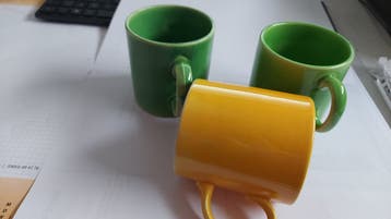 GRATIS 3 gekleurde mokken