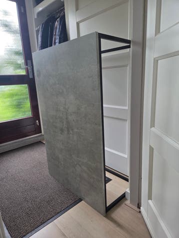 Salontafel. Ijzeren frame. Grijs gemarmerd (nep) blad.