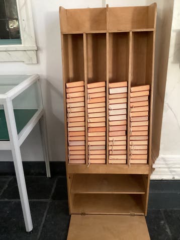 Kast met 68  Liedboeken. H 1.38. Br 0.54.  GRATIS OPHALEN
