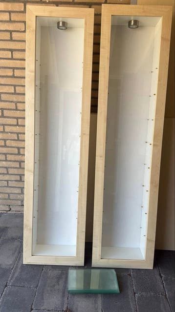 Gratis 2x IKEA Bertby vitrinekast met houten frame