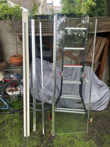 Glazen douchedeur met aluminium profielen