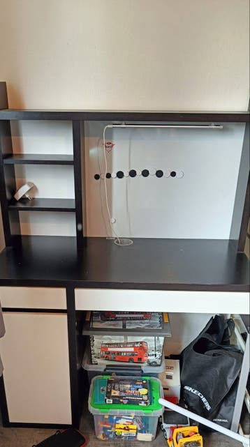 IKEA bureau met opbergruimte en planken