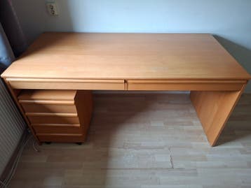 Houten bureau met lades en uitschuifbaar toetsenbordblad