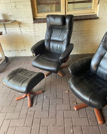 Gratis: Set leren lounge chairs met hocker