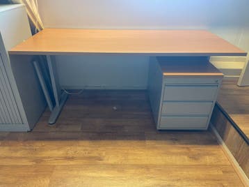 Gratis: mooi bureau met ladekastje