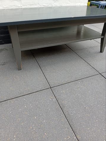Grijze salontafel met opbergplank