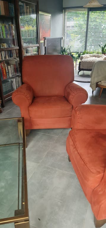 Rood/oranje /bruinig fauteuils er zijn er twee van.