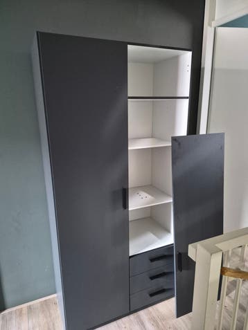 Gratis kledingkast (met defect)