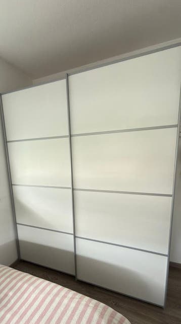 GRATIS grote witte kledingkast met schuifdeuren